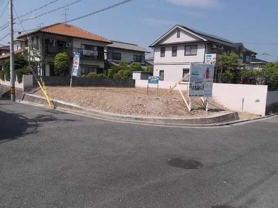 Local land photo. Southwest corner lot. Day is good