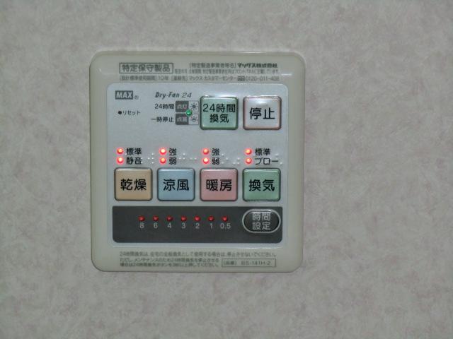 Cooling and heating ・ Air conditioning. Local photo (bathroom heating dryer remote control)