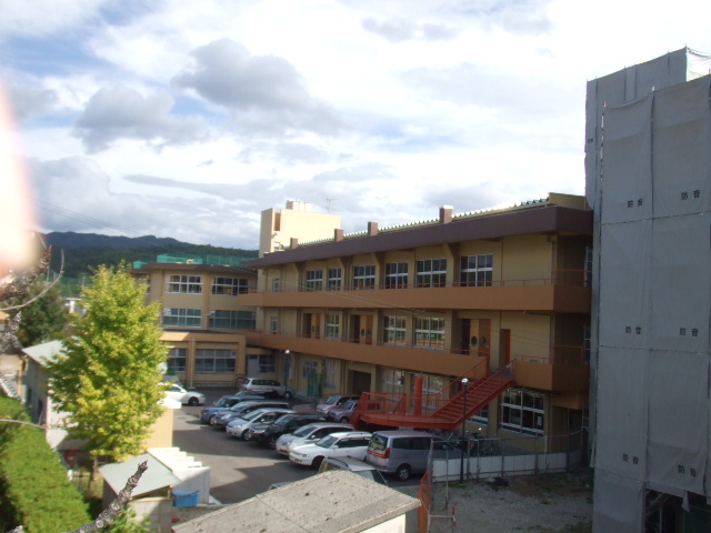 Primary school. 1500m to Maki of stand elementary school (elementary school)