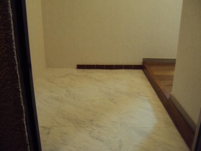 Entrance. ■ Spacious entrance ■