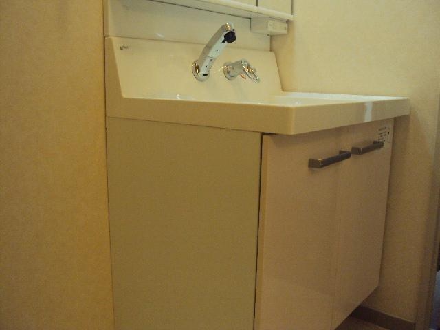 Wash basin, toilet.  ■ Wash basin, easy-to-use height ■