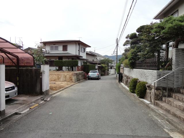 Local photos, including front road. Frontal road