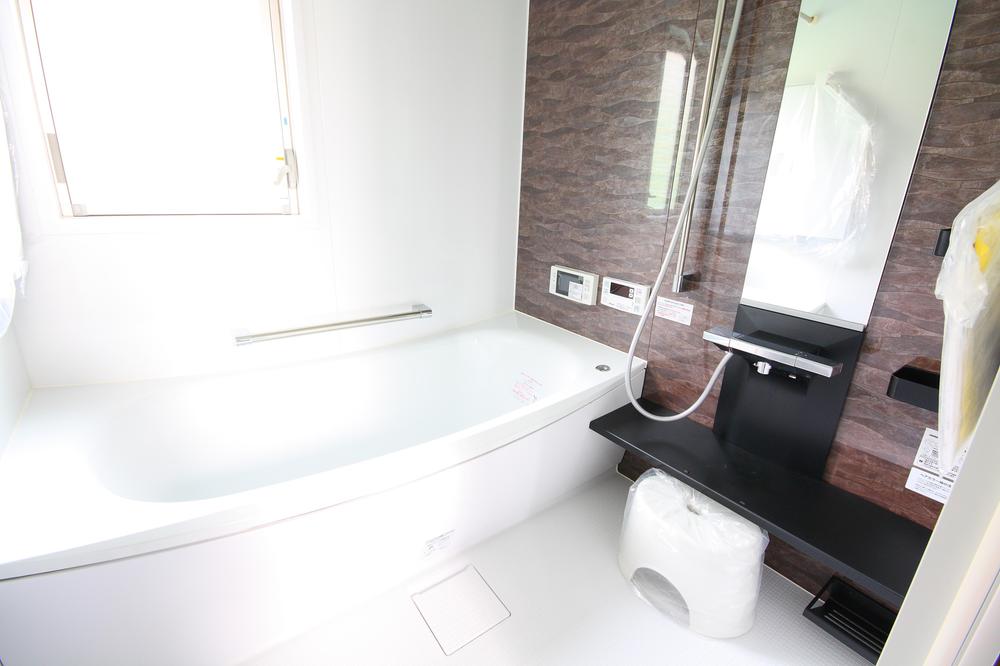 Bathroom. In the bathroom feeling of luxury, Please heal daily fatigue. Spacious bathtub able to stretch the legs and relax even in men! 