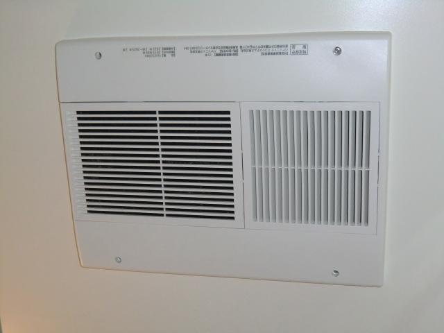 Cooling and heating ・ Air conditioning. Local photo (bathroom heating dryer)