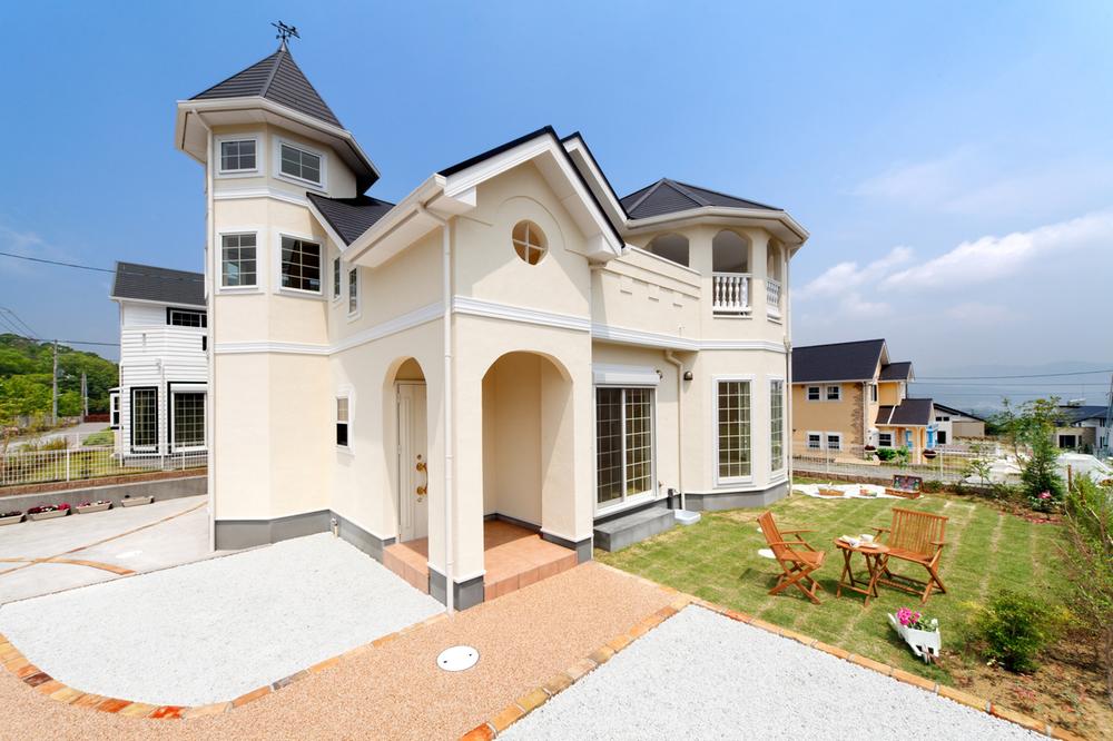 Local appearance photo. Impressive Boulogne series is situated calmly in large site. This model house is white. Local is facing south ・ Living environment with a sense of liberation. Part of the weathercock has become a stairwell, Please experience the excitement of the moment you enter the front door in the field