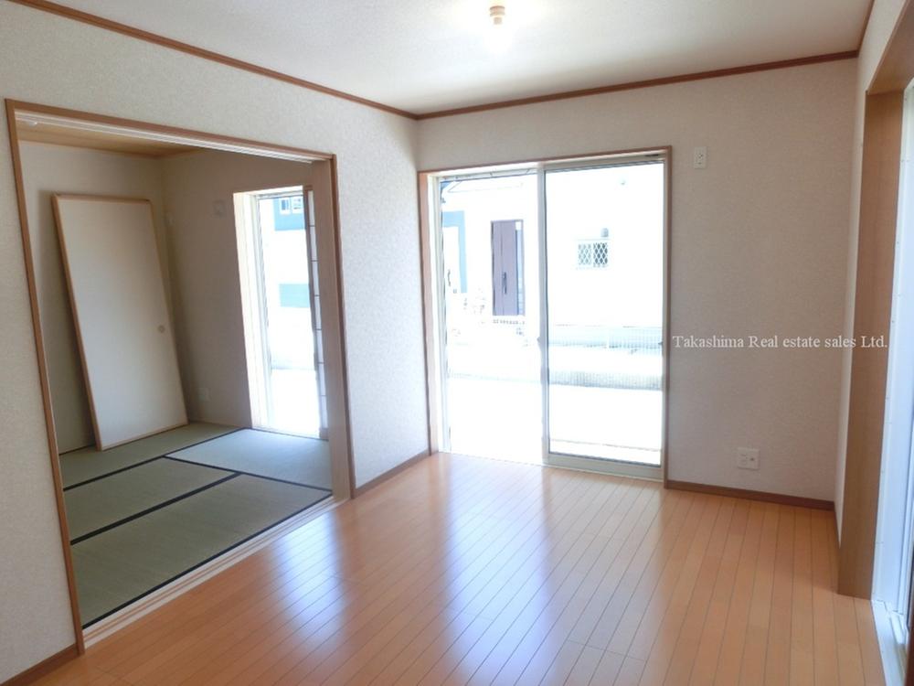 Same specifications photos (living). It is Tsuzukiai of living and Japanese-style room. 