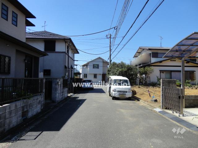 Local photos, including front road. Frontal road