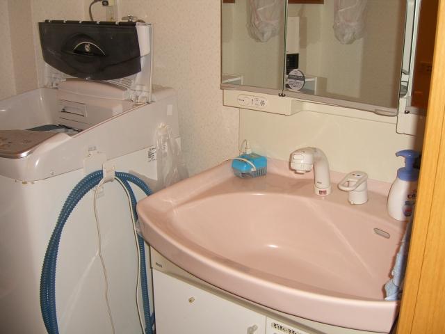 Wash basin, toilet. Indoor (12 May 2013) Shooting