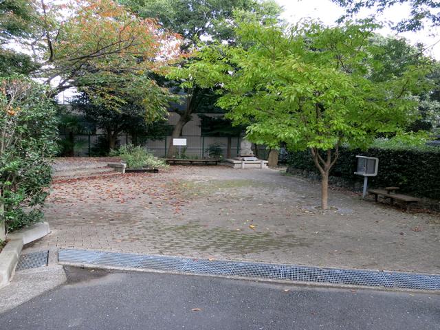 Other introspection. Square, adjacent to the site southeast side