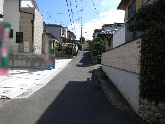 Local photos, including front road. Property of the west front of the road (from the north)