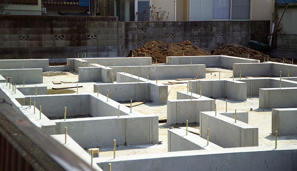 Construction ・ Construction method ・ specification. And the entire surface paved with reinforced concrete, Strong solid foundation to support firmly the building on the entire surface! 