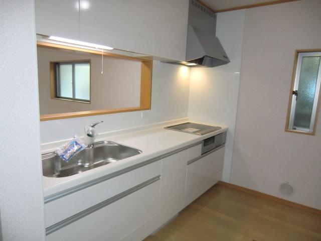 Kitchen. Local photo (kitchen) Slide storage! Water purifier with shower! 