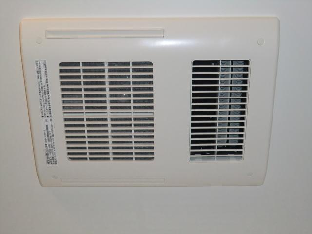 Cooling and heating ・ Air conditioning. Local photo (bathroom heating dryer)