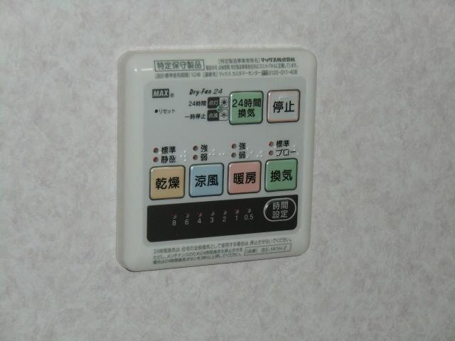 Cooling and heating ・ Air conditioning. Local photo (bathroom heating dryer remote control)