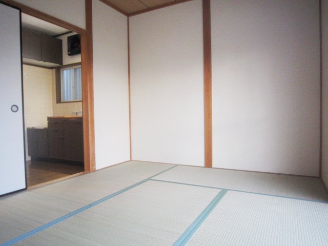Other room space. Japanese-style room also sunny