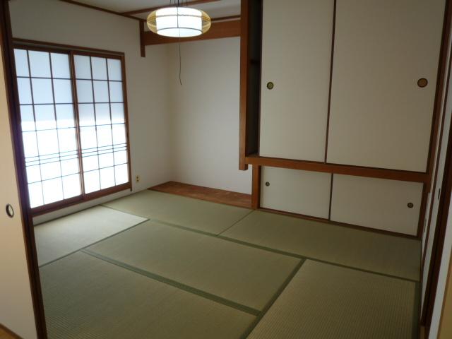 Non-living room. South Japanese-style room. We renovation.