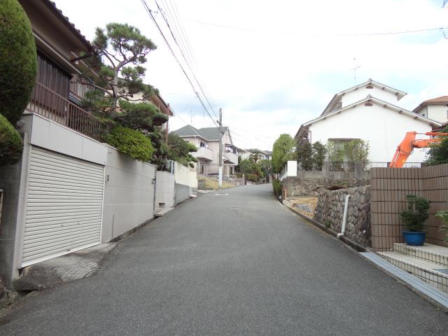 Local photos, including front road. Frontal road