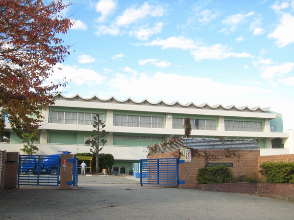 Junior high school. Seiwadai 3500m kindergarten through junior high school, Thriving elementary school AC, Perform athletic meet together. It performed well as Seiwadai district summer festival deepen exchanges with the local community