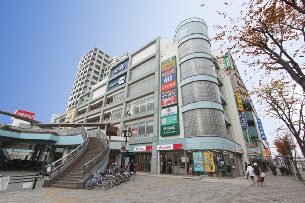 Shopping centre. There are Hankyu "Kawanishinoseguchi" Station mosaic box, 10 ~ Open until 20 pm. Eateries 11 ~ Open until 11pm. Convenient contains such as clothing