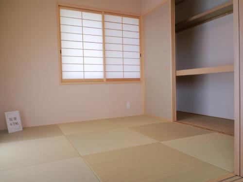 Non-living room. Bright Japanese-style room also facing south. Alcove ・ Space of the sum such as Yukimi window can also be arranged. 