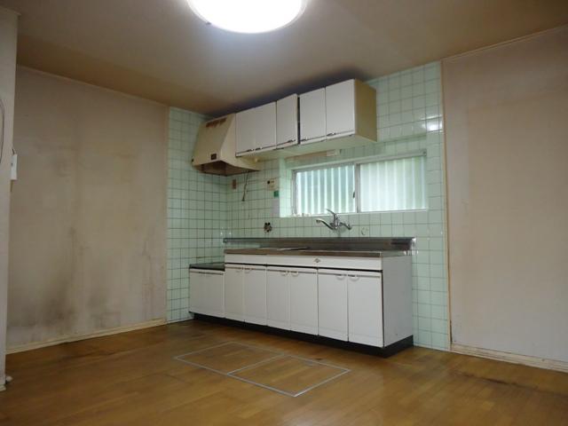 Kitchen. Clean up in the kitchen fresh peppermint green tiles