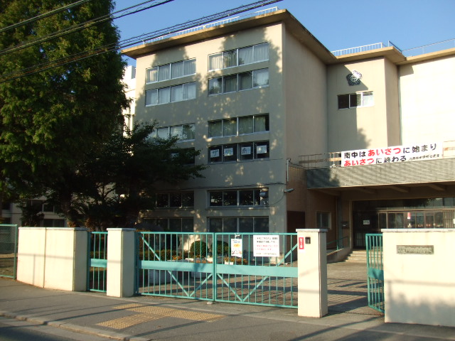 Junior high school. 100m to Kawanishi south junior high school (junior high school)
