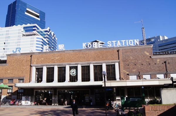 A 5-minute walk of JR Kobe Station. Shopping facilities "Kobe precompiler" of station direct connection is also convenient (Station)
