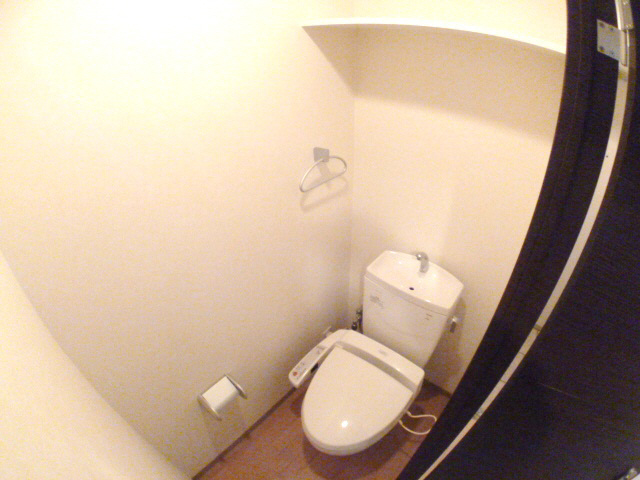 Toilet. It is a photograph of the other rooms. Please reference.