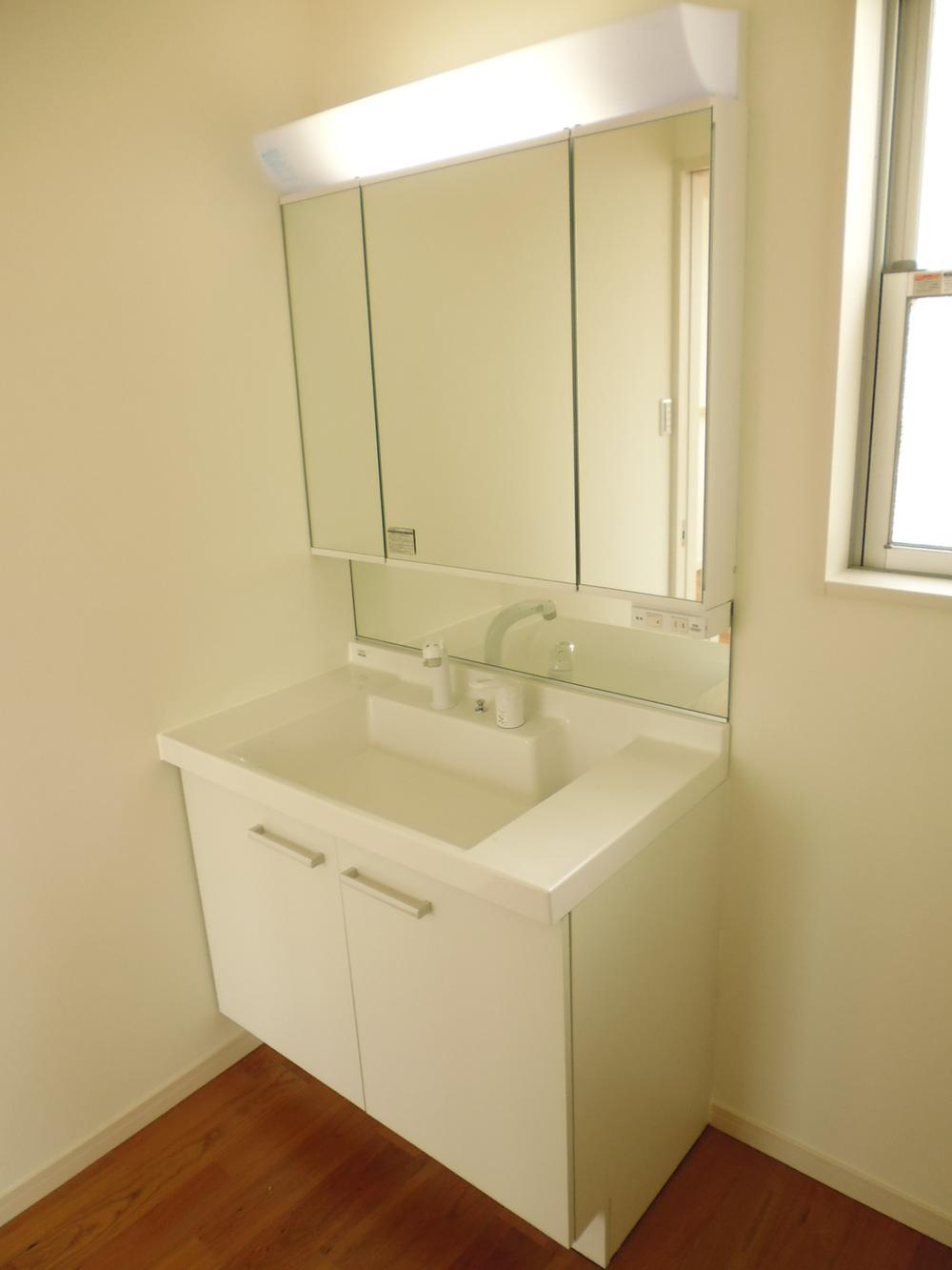 Wash basin, toilet.  ■ Bathroom vanity