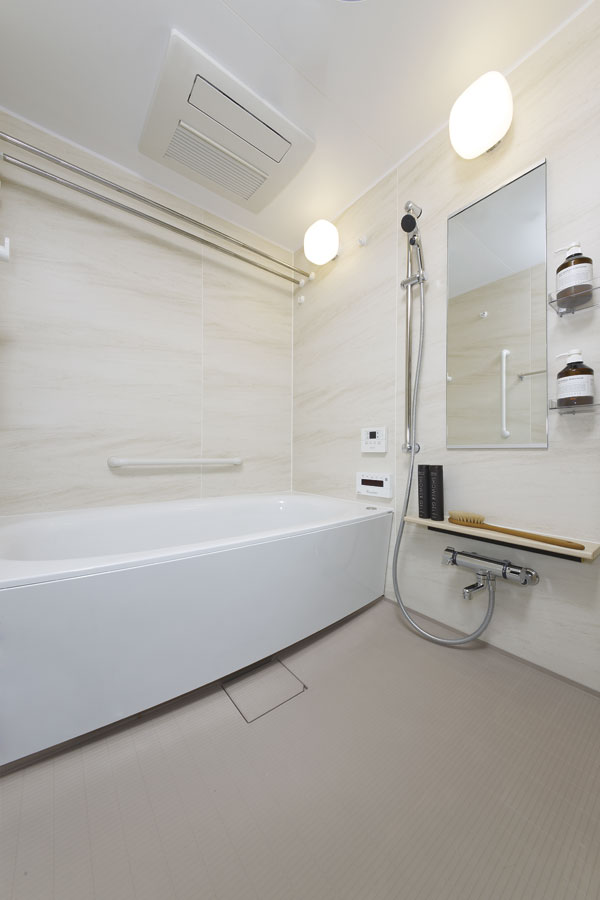 Bathing-wash room.  [Bathroom] It delivers a comfortable and safe bath time, Bathroom thoughtful equipment has been enhanced. Also sticking to the design, Simple produce a space that timeless. You can enjoy every day the relaxation that mind and body are healed ( ※ )