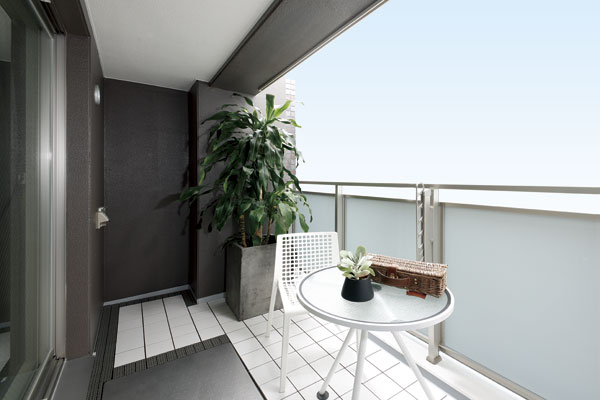 balcony ・ terrace ・ Private garden.  [balcony] Consider the use of as exhilarating outdoor living, Established a fun Mel balcony and tea time. It will be one of the everyday landscape refreshing moments of feeling the nature of light and wind. By type, Roof balcony dwelling unit (N type) are also available ※ Sky is synthetic. In fact a slightly different ( ※ )