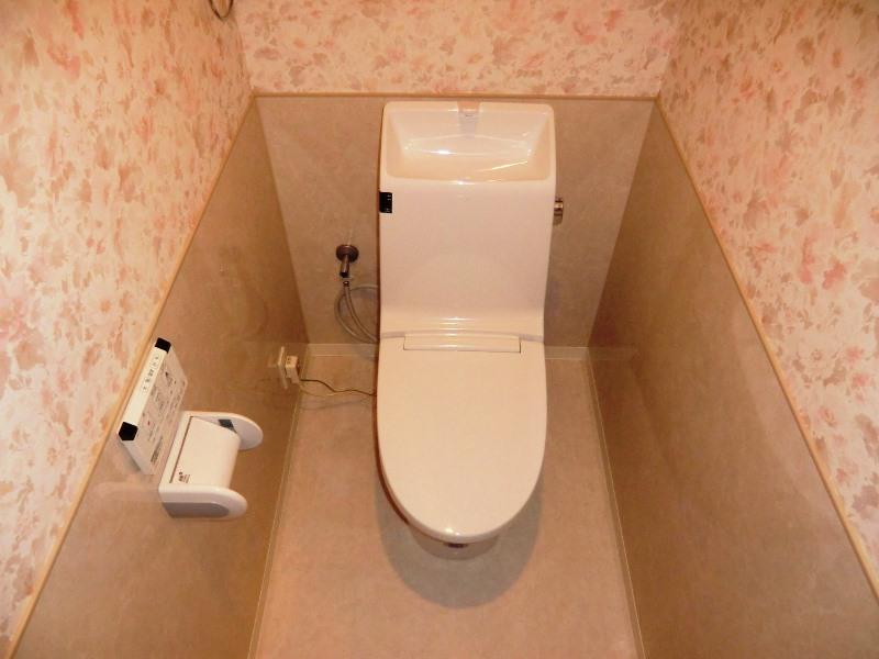 Toilet. Apatawazu Kobe Sannomiya Toilet with hot cleaning function
