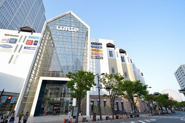 Specialty stores and unique boutiques are aligned "Kobe Harborland umie (Umie)" (about 150m)