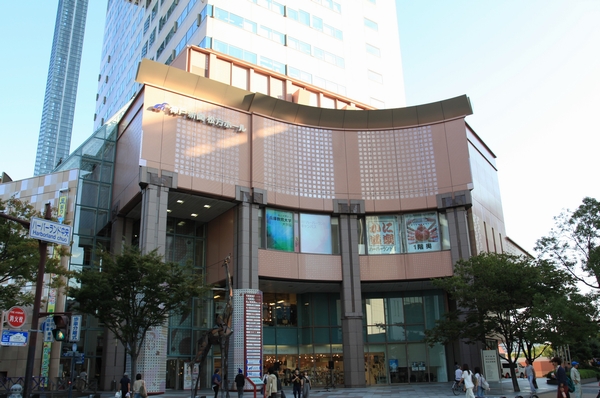 In addition to gourmet and fashion shop, There is also a concert hall "Karumeni" (Kobe Information and Culture Bill) (about 130m)