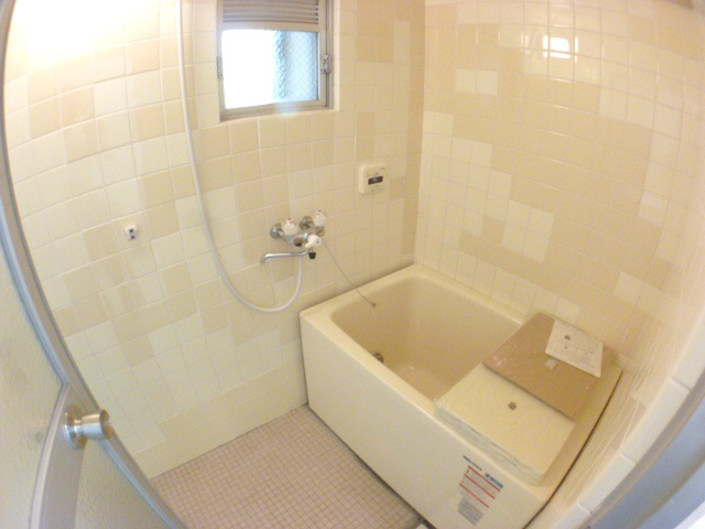Bath. Is a photograph of the other rooms, but please look at the reference.