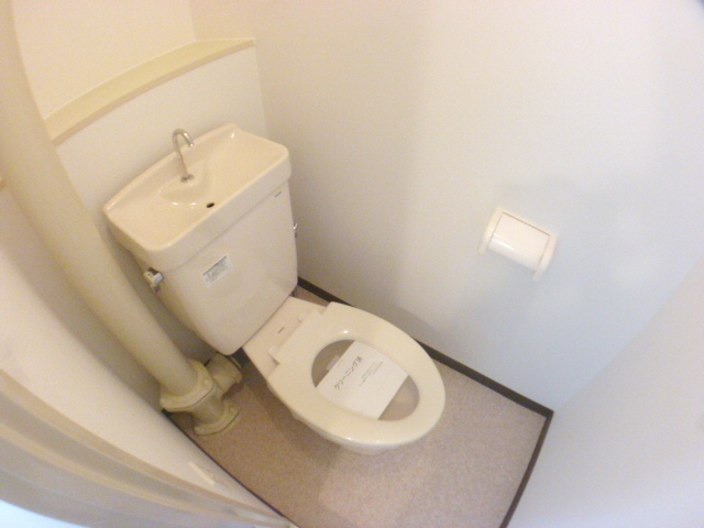 Toilet. Is a photograph of the other rooms, but please look at the reference.