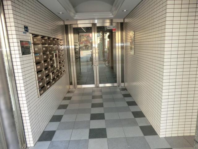Entrance. Common areas