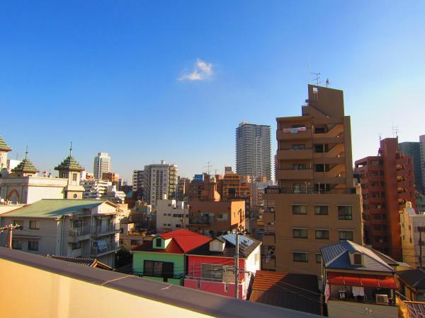 View photos from the dwelling unit. Views of the Kobe city there is no building on the south side