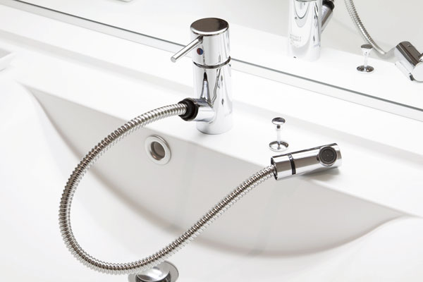 Bathing-wash room.  [Single lever mixing faucet] If you pulled out the faucet part, Telescopic single lever mixing faucet also come in handy, such as shampoo and bowl of cleaning has been adopted (same specifications)
