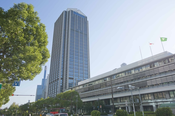 Kobe City Hall (5 minutes walk - about 400m)