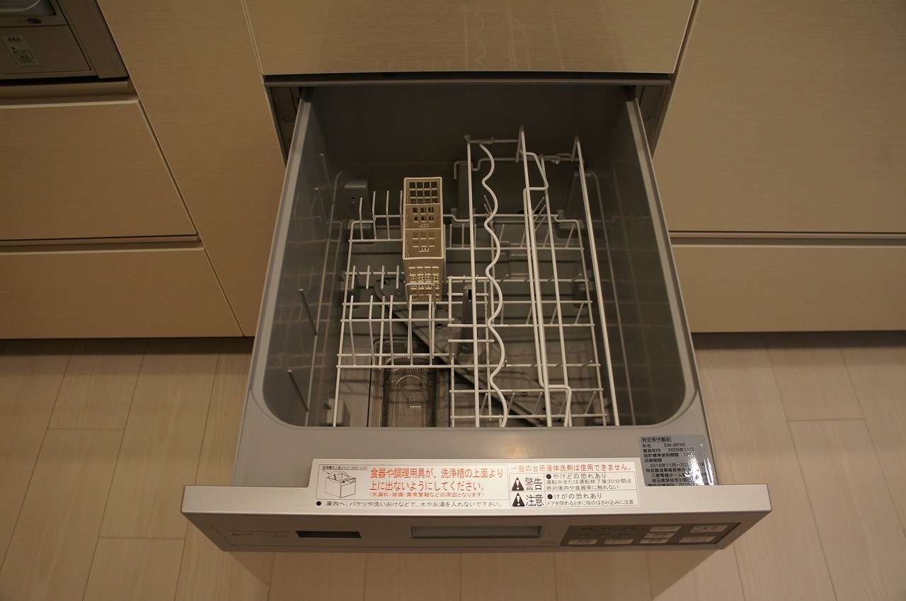 Kitchen. Convenient dishwasher