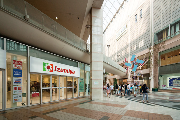 Surrounding environment. Izumiya Harborland store (5-minute walk ・ About 370m)
