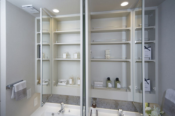 Bathing-wash room.  [Three-sided mirror back storage] On the back side of the wide triple mirror, Handy space to organize, such as cosmetics have been reserved (same specifications)