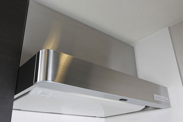 Kitchen.  [Stainless steel range hood] Exhaust ・ By carrying out the air supply at the same time, Firmly discharge the smoke and heat. Current plate has been adopted is made of easy to clean enamel (same specifications)