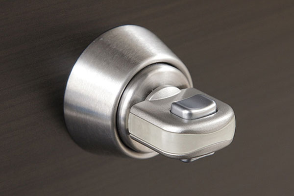 Security.  [Crime prevention thumb turn] Of the entrance lock thumb (the knob inside), Devised so that they can not be unlocked unless pressed the switch. Has been consideration to the prevention of thumb once due to a tool (same specifications)
