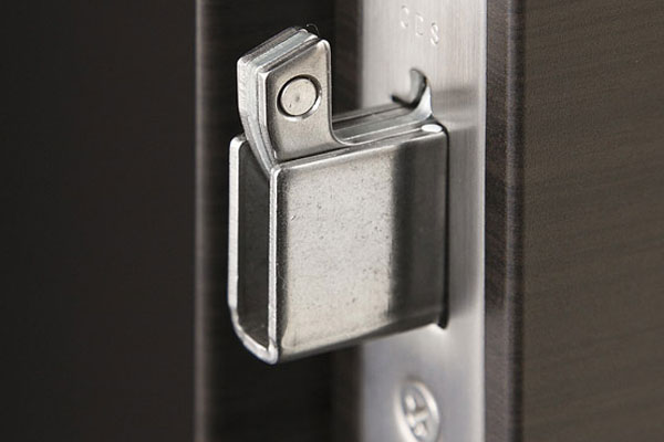 Security.  [Sickle-type deadbolt] Adopted Kamashiki dead bolt on both of the lock, which is provided in two places of the entrance door. By firmly fixing the door and door frame, Has been consideration to the prevention of incorrect tablets, such as pry by the bar (same specifications)
