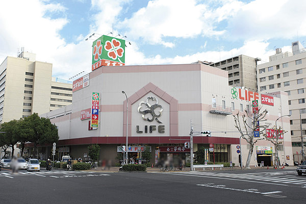 Surrounding environment. life Kobe Station store (a 9-minute walk ・ About 680m)