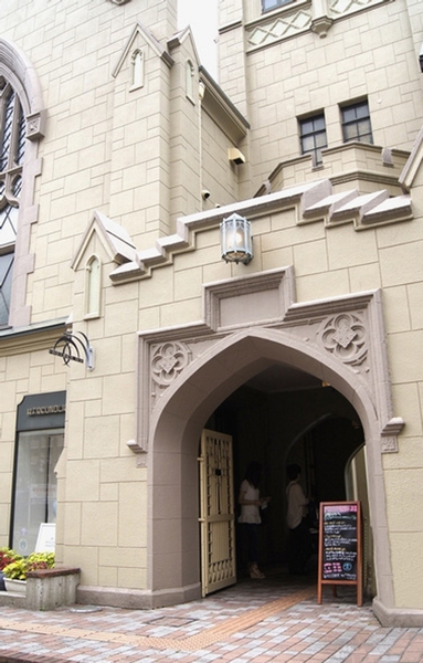 Was renovated chapel of the church, Popular pastry cafe "Freund leave head office" of Kobe (1-minute walk / About 80m)