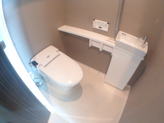 Toilet. It is a photograph of the other rooms. Please for your reference.