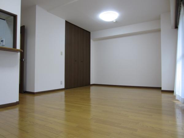 Living. Spacious 17.3 Pledge of LDK. There is little even larger storage, You can use clean your room.